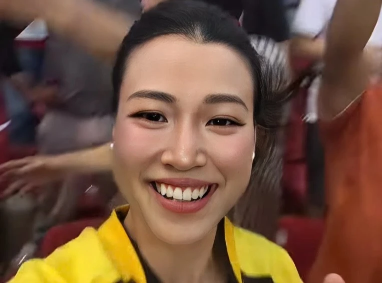 Á hậu Hoàng Oanh hò reo trên sân Mỹ Đình, mặc áo đôi với Patrik Lê Giang
