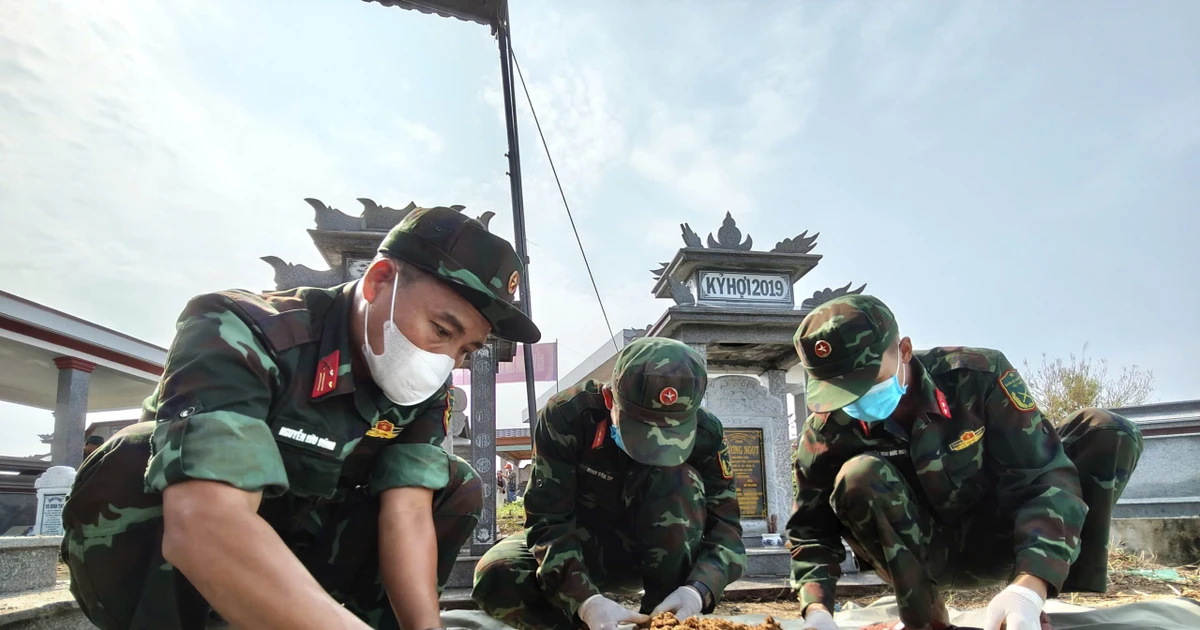 Khai mở mộ tập thể, phát hiện 17 hài cốt liệt sĩ
