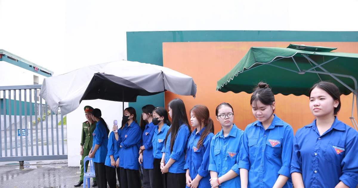 Đoàn viên, thanh niên hỗ trợ thí sinh ở điểm thi lại tại THPT chuyên Tuyên Quang