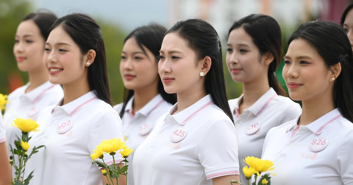 53 thí sinh Hoa hậu Việt Nam dâng hoa trước Tượng đài Bác Hồ