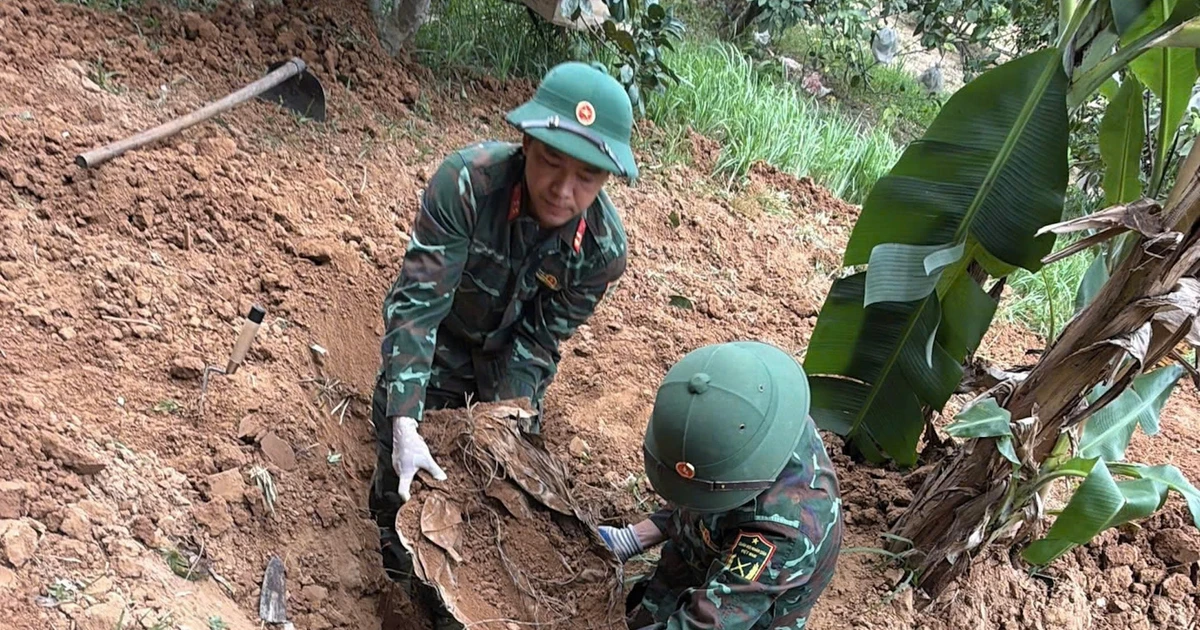 Tìm thấy võng dù, ống nhòm cùng nhiều kỷ vật chiến trường khi quy tập hài cốt liệt sĩ