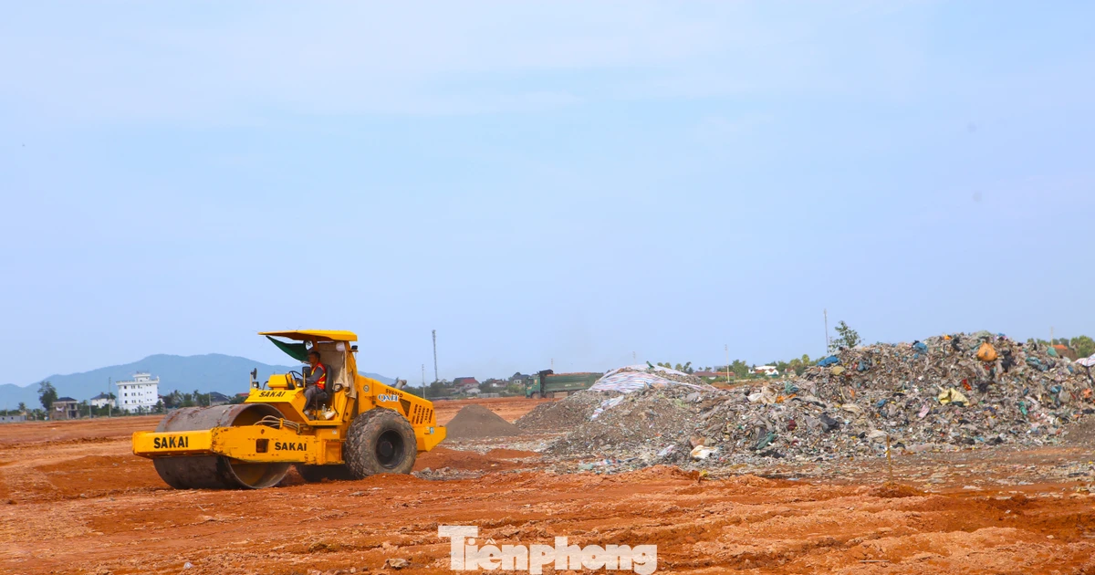 Hàng nghìn tấn rác phát lộ tại dự án khu công nghiệp 1.500 tỷ: Xử lý thế nào?