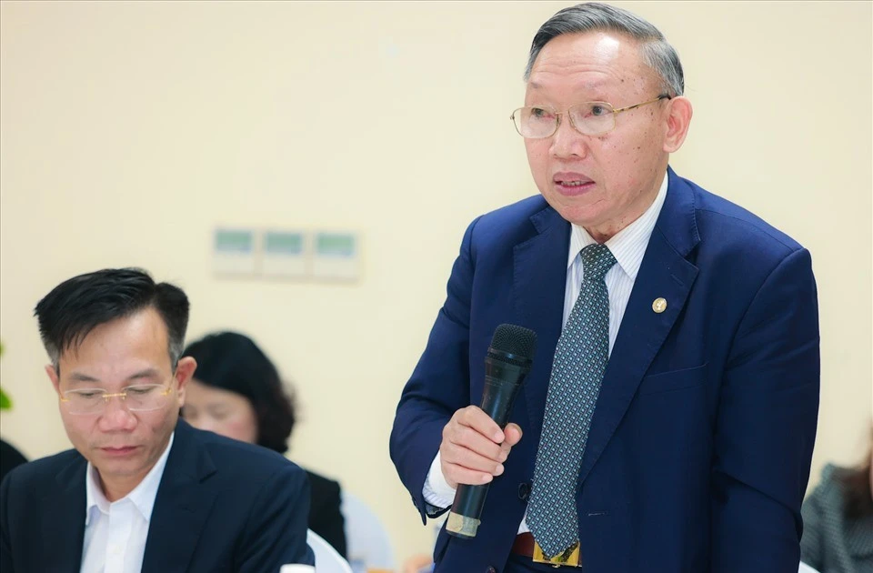 Làm công tác tư tưởng từ những vấn đề thiết thực của công nhân