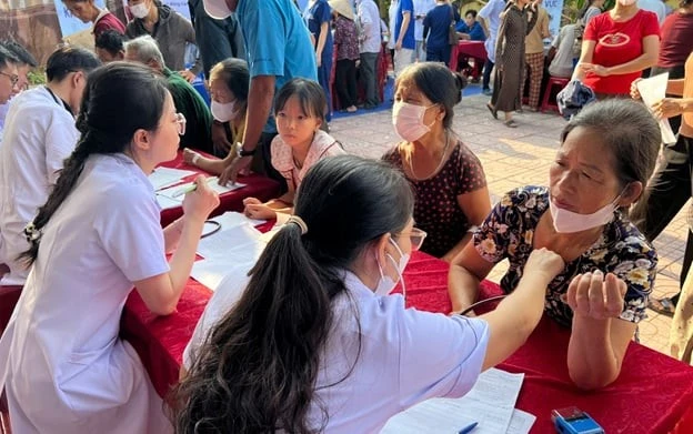 Hơn 1.000 người dân được khám sàng lọc nguy cơ đột quỵ miễn phí