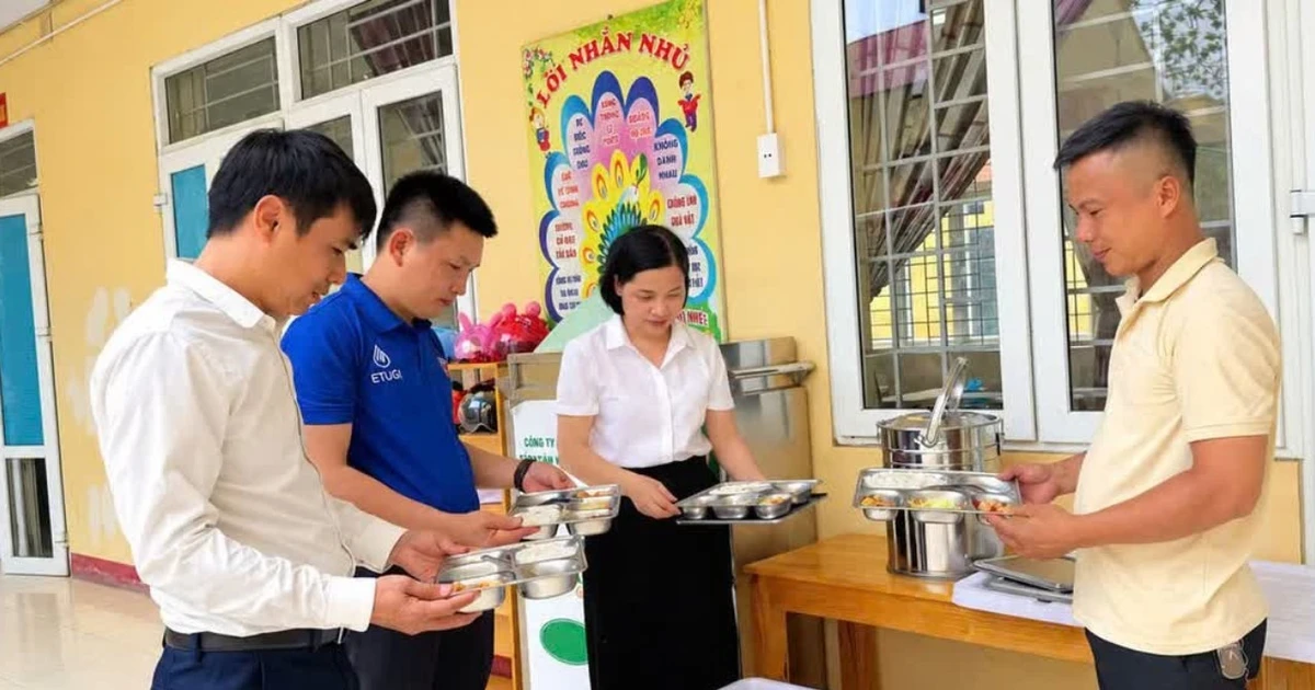 Vụ nhiều học sinh ở Thái Nguyên bất thường về sức khỏe: Cấp lại nước uống cho học sinh