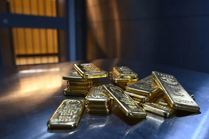 Giá vàng thế giới chịu áp lực giảm giá