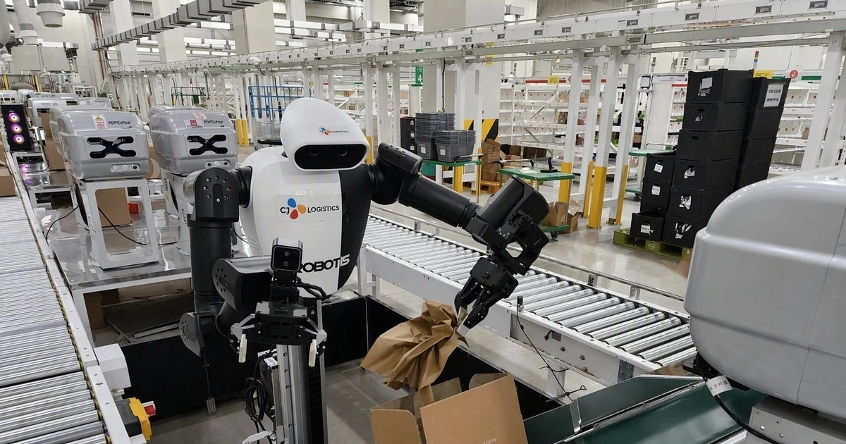 Robot hình người đầu tiên trong ngành logistics