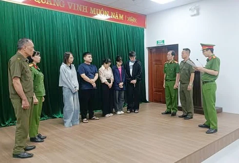 Cơ sở Spa dùng bác sỹ giả để hù dọa khách hàng nhằm bán các gói điều trị đắt tiền