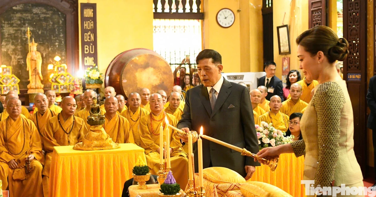Nhà vua Thái Lan và Hoàng hậu thăm chùa Quán Sứ và dự lễ cầu an