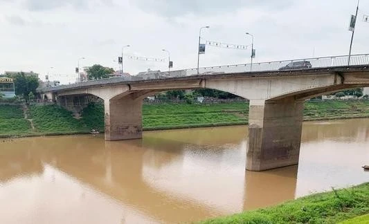 Lãnh đạo Sở Xây dựng Lạng Sơn thông tin về cầu Đông Kinh bị nứt ngang