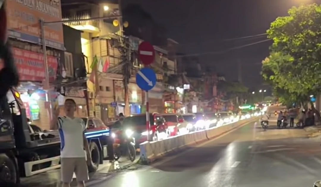 Hà Nội: Đèn tín hiệu giao thông liên tục đỏ, ô tô xếp hàng dài trong đêm