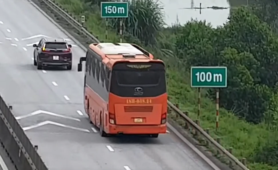 Hai trường hợp đầu tiên bị xử phạt không giữ khoảng cách an toàn trên cao tốc