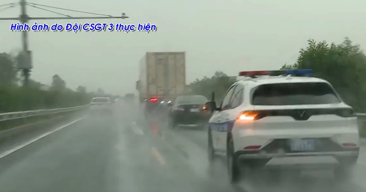 VIDEO: CSGT thị phạm 'làn đường vượt xe' trên cao tốc