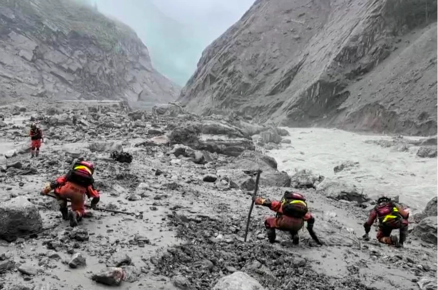 Nepal chật vật cứu hàng trăm người kẹt trong hầm, Trung Quốc khẩn cấp điều chuyên gia hỗ trợ
