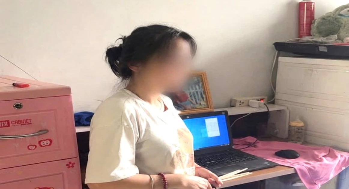 Đột kích bắt quả tang người phụ nữ gọi hàng nghìn cuộc điện thoại, giăng bẫy 'nhận tiền an sinh'