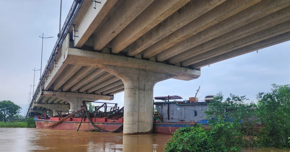 2 tàu hút cát mắc kẹt dưới chân cầu sông Tào