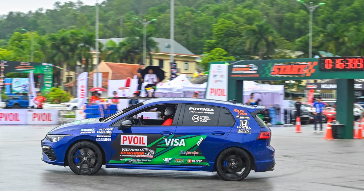 Đội mưa xem 25 tay đua ô tô Gymkhana tranh chức vô địch ở Thanh Hóa