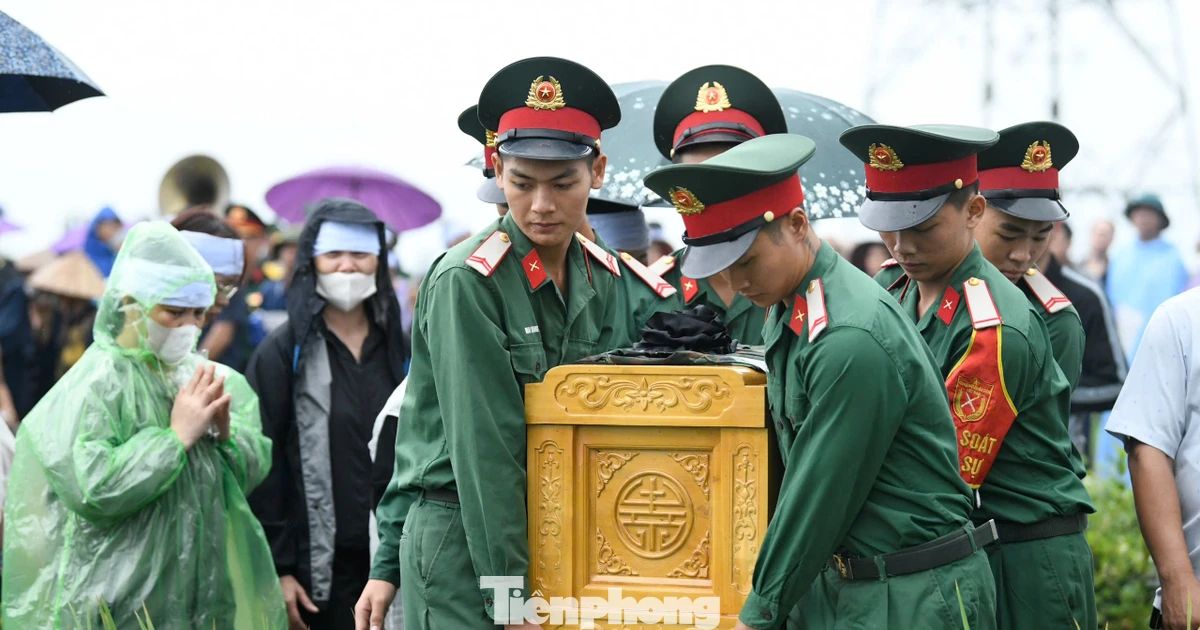 Con trai của Trung tá Trần Văn Tùng: ‘Sao mẹ lại khóc khi bố đi công tác?’