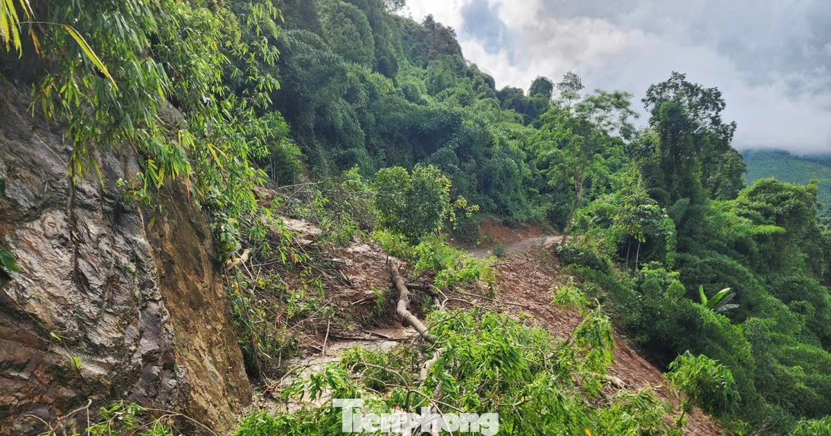 Đường độc đạo sạt lở, hàng trăm hộ dân vùng đệm khu bảo tồn thiên nhiên bị cô lập