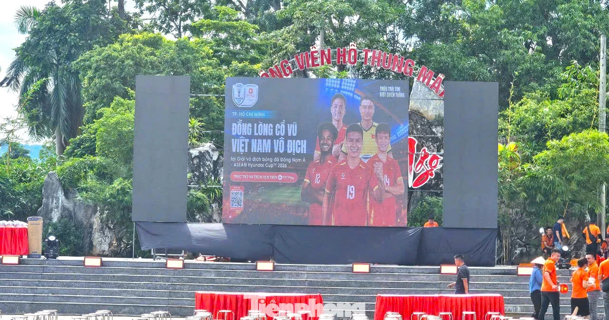 Quê nhà Đình Bắc, Xuân Mạnh dựng “chảo lửa” cổ vũ tuyển Việt Nam