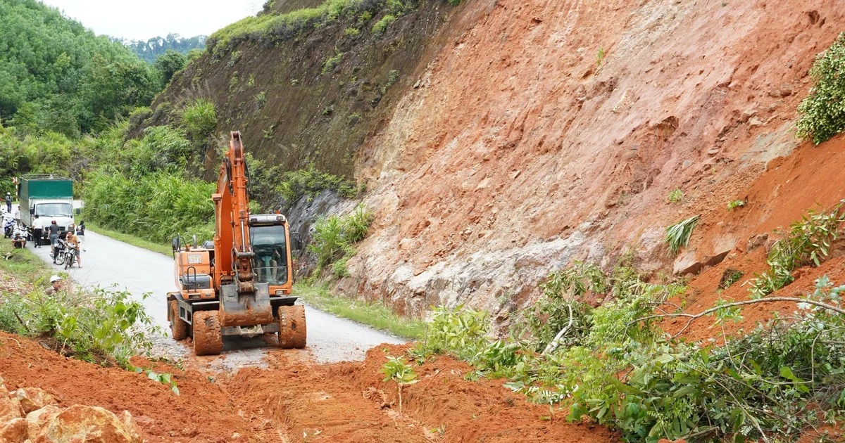 Hàng nghìn khối đất đá sạt lở khiến quốc lộ 48 bị chia cắt