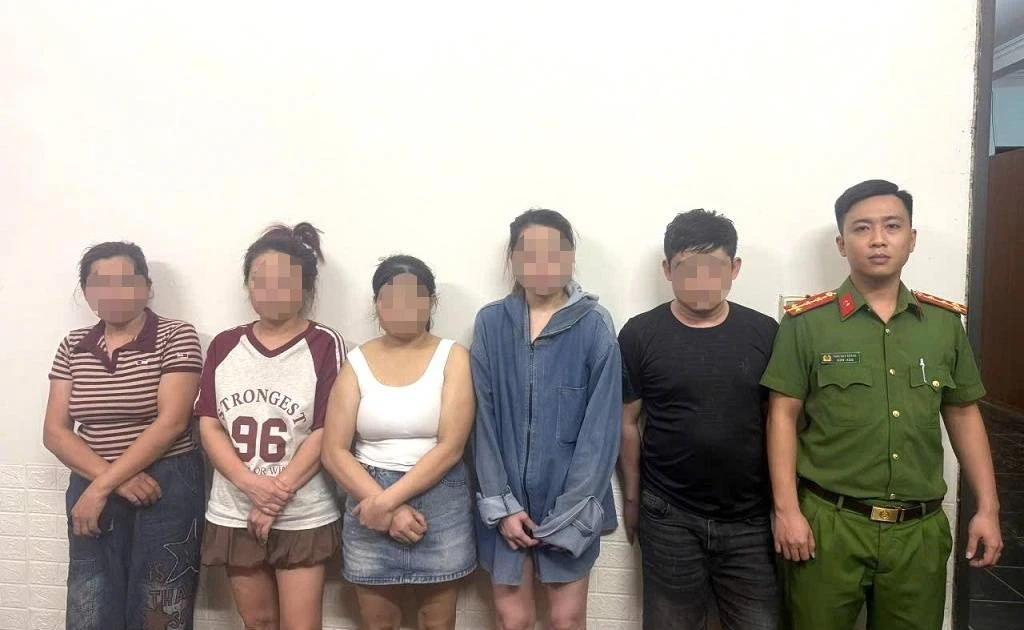 Kiểm tra nhà nghỉ, công an bắt quả tang hai đôi nam nữ đang mua bán dâm