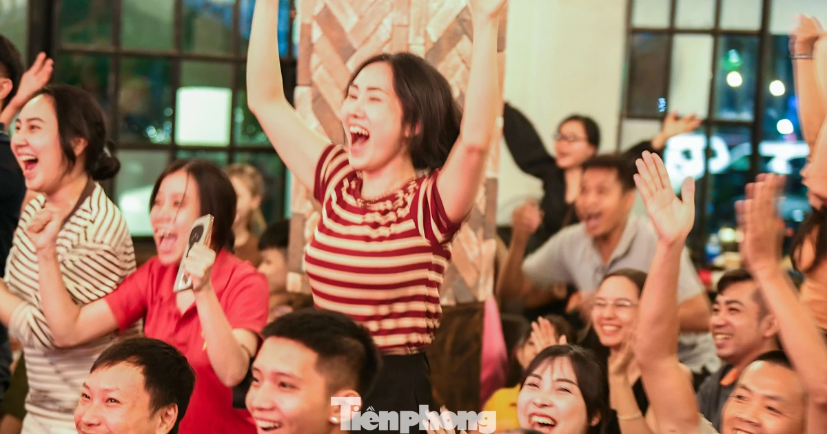 CĐV vỡ òa sau cú đúp của Xuân Son vào lưới Malaysia
