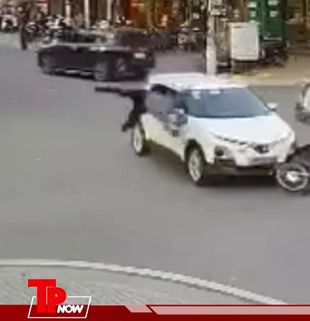 TP NOW: Va chạm giao thông, lái xe văng cao 2 mét thoát nạn trong tích tắc