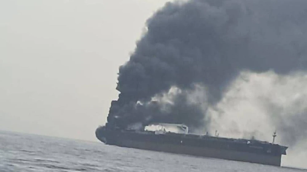 Tàu thương mại Iran trúng vật thể lạ ở eo biển Hormuz, năm người thương vong