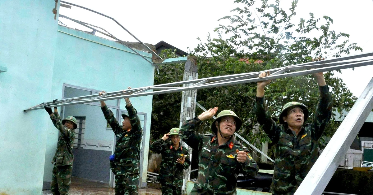 Bộ đội, công an sửa nhà giúp người dân vùng biên