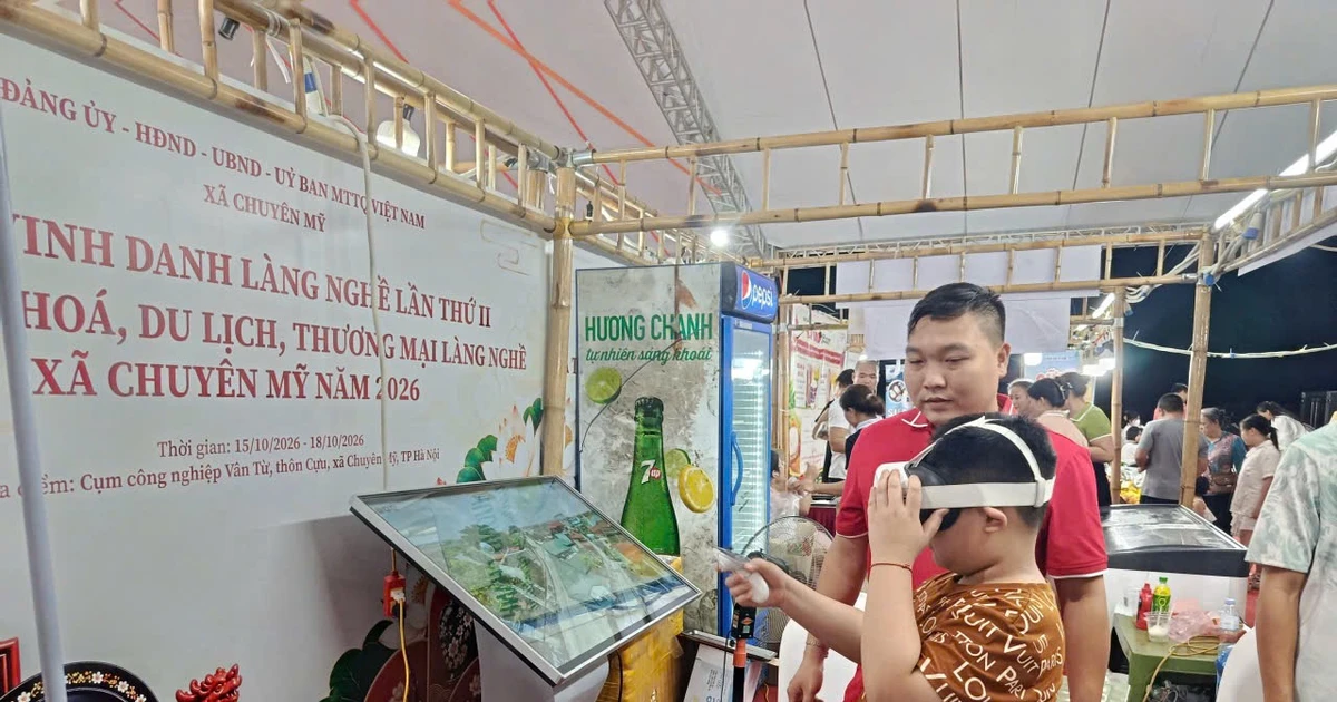 Người dân Chuyên Mỹ hồ hởi trải nghiệm du lịch số VR360