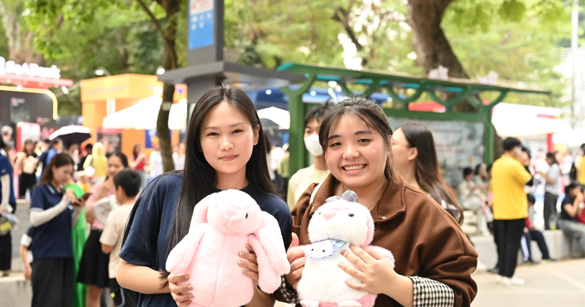 Sóng Festival 2026: Đâu chỉ săn quà, giới trẻ dạo một vòng food tour đặc sản Hà Nội