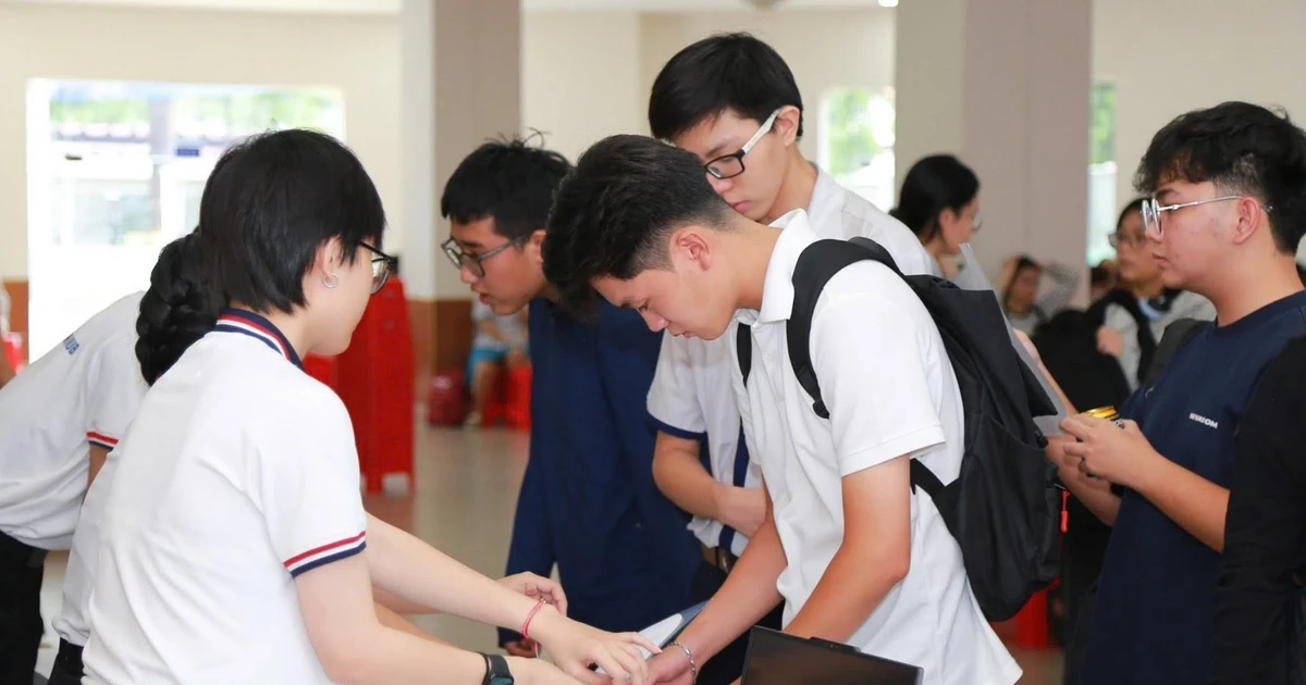 Sinh viên lo phí nộp chậm tốt nghiệp, lãnh đạo Trường ĐH Ngân hàng TPHCM nói gì?