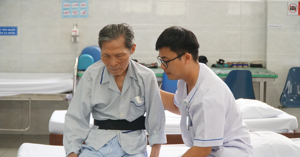 Bệnh nhân chờ 1,5 giờ, sổ khám nằm trong hộc bàn: Sở Y tế TPHCM yêu cầu chấn chỉnh