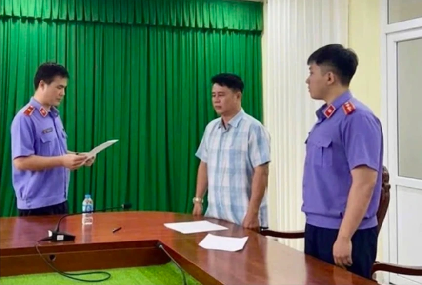 Nhóm cựu cán bộ 'đổi trắng thay đen' hồ sơ vụ tai nạn khiến vụ nữ sinh tử vong ở Vĩnh Long như thế nào?
