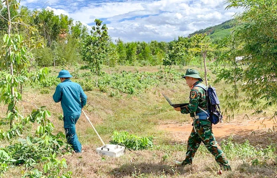 Radar xuyên đất dò tìm hố chôn liệt sĩ trên đồi Xuân Sơn