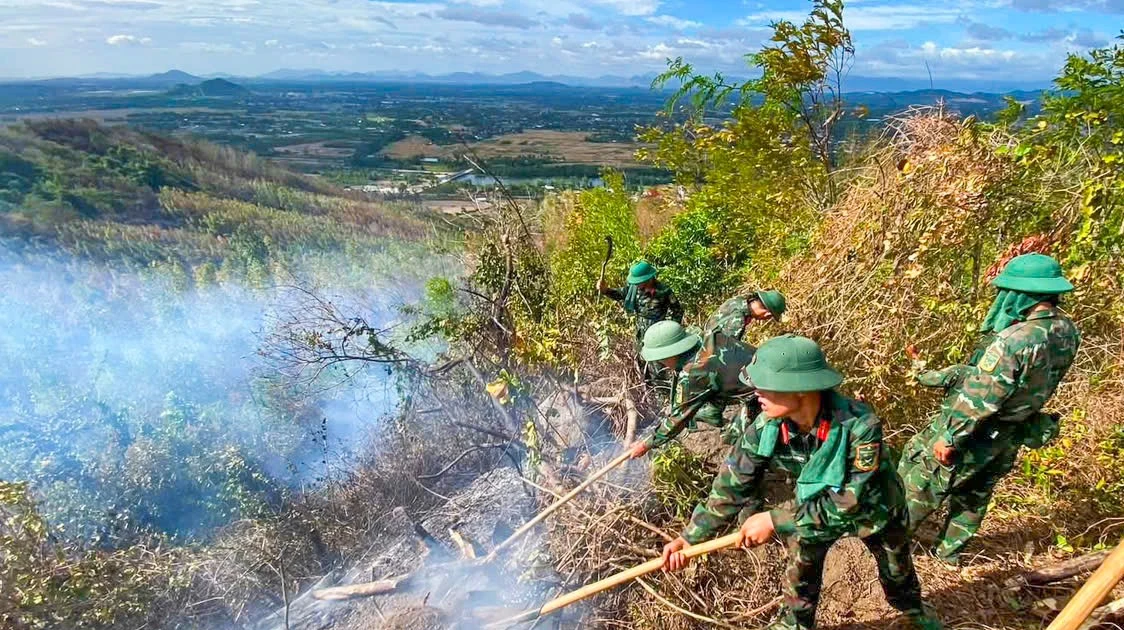 Cháy rừng trên núi cao, lực lượng chức năng Gia Lai căng mình dập lửa