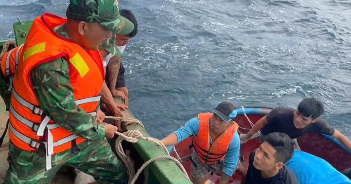 Nguyên nhân tàu chở 12 ngư dân Gia Lai chìm dần