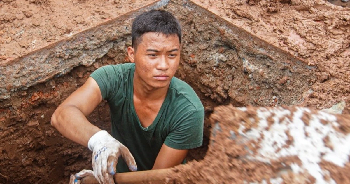 Giữa nắng mưa, những người lính tìm lại tên đồng đội