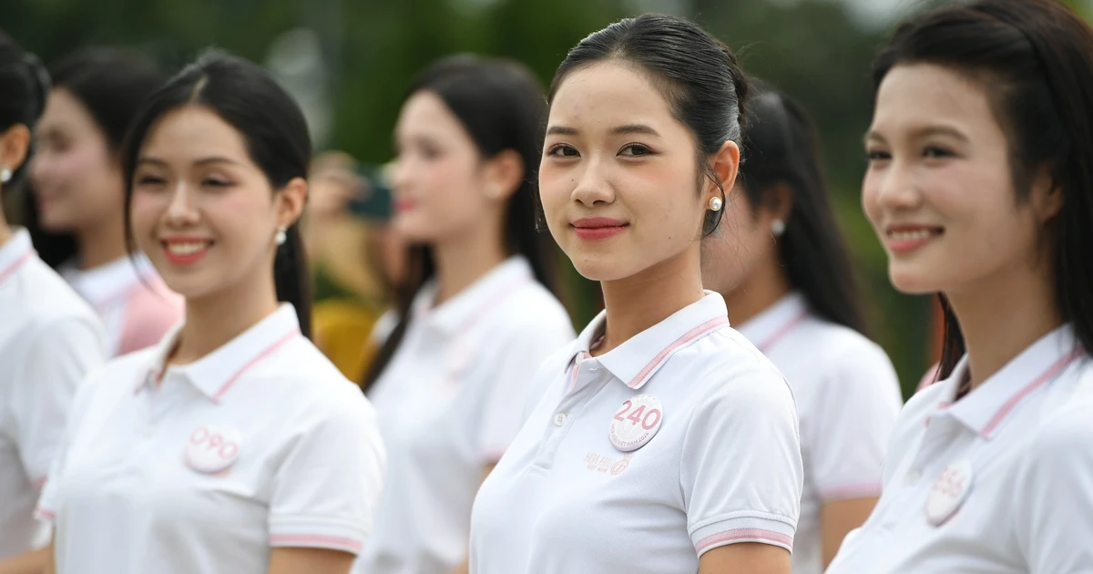 Thí sinh Hoa hậu Việt Nam dâng hoa tại Tượng đài Bác Hồ với đồng bào các dân tộc tỉnh Lai Châu