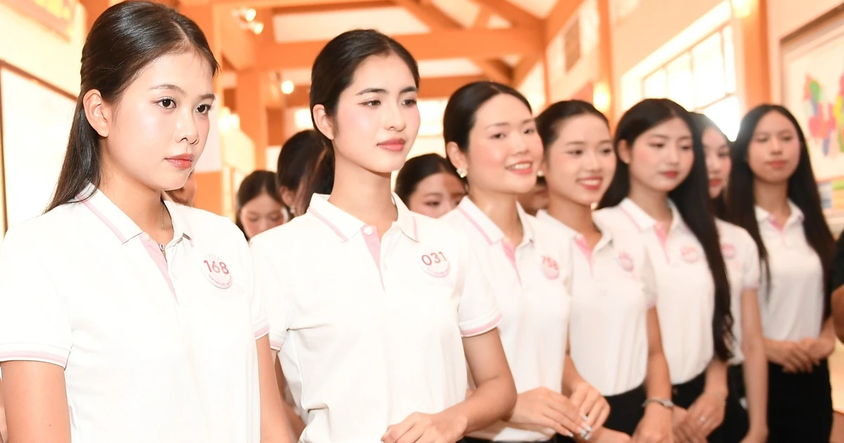 Thí sinh Hoa hậu Việt Nam tìm hiểu trang phục, nông cụ của người dân Lai Châu