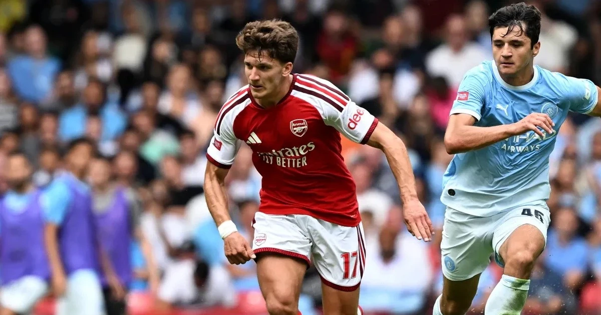 Tzolis san bằng kỷ lục của Beckham trong ngày Arsenal hạ Man City
