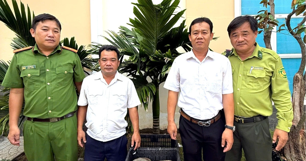 'Khách không mời' bò vào công ty, tài xế báo công an