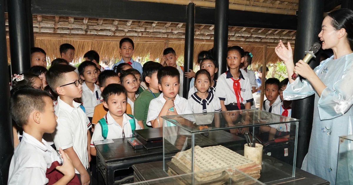 Sôi nổi hành trình theo dấu chân Bác, học sử từ di tích