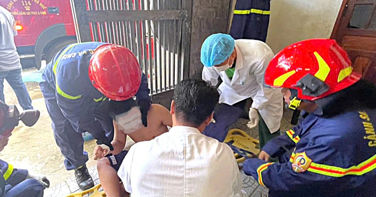 Giải cứu nam thanh niên bị hàng rào sắt đâm xuyên tay ở Huế