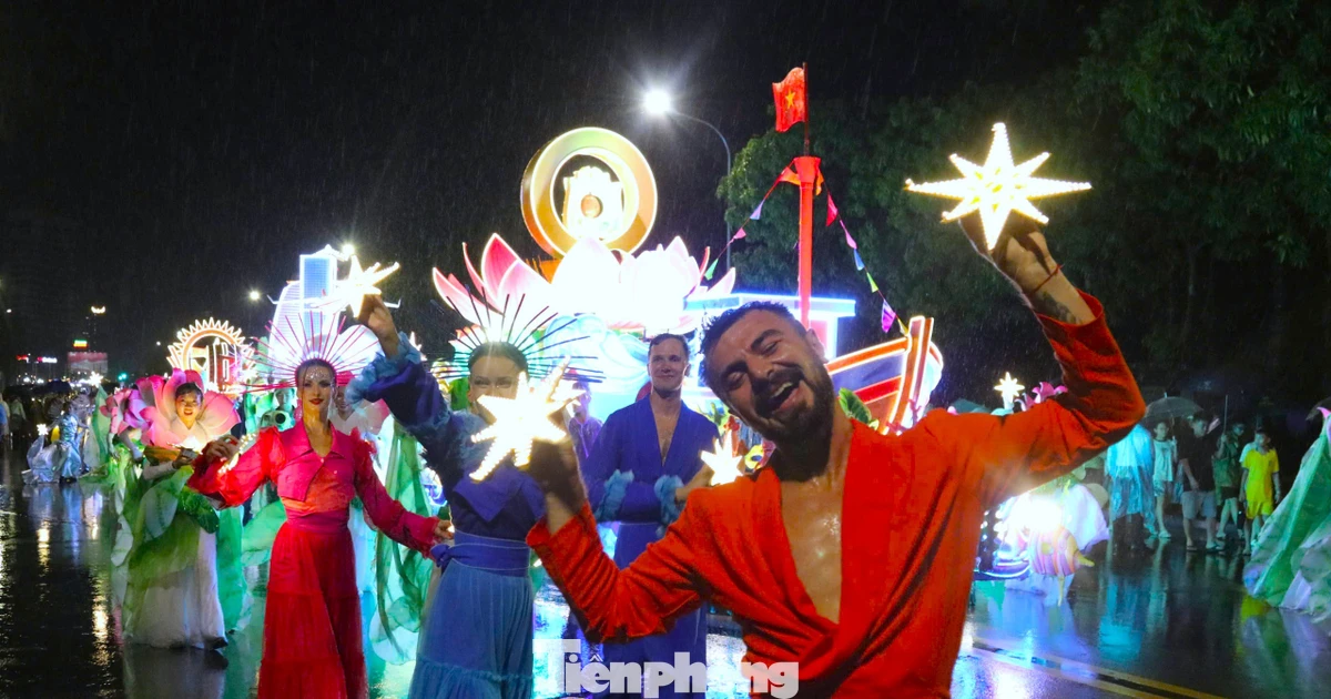 Hàng nghìn người đội mưa thưởng thức đại tiệc Carnival
