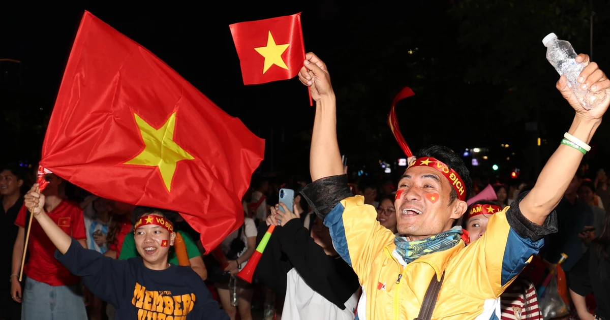 Cổ động viên trên Phố đi bộ Nguyễn Huệ bùng nổ với 2 bàn thắng vàng của tuyển Việt Nam