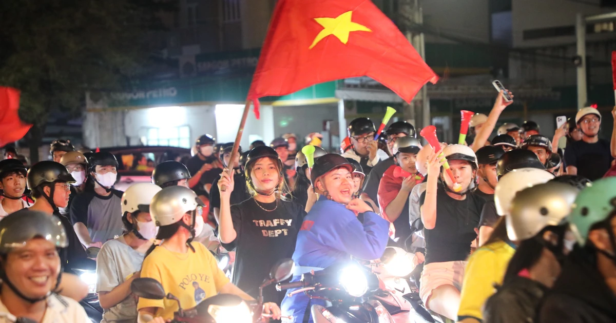 Cần Thơ rợp cờ hoa ăn mừng chiến thắng