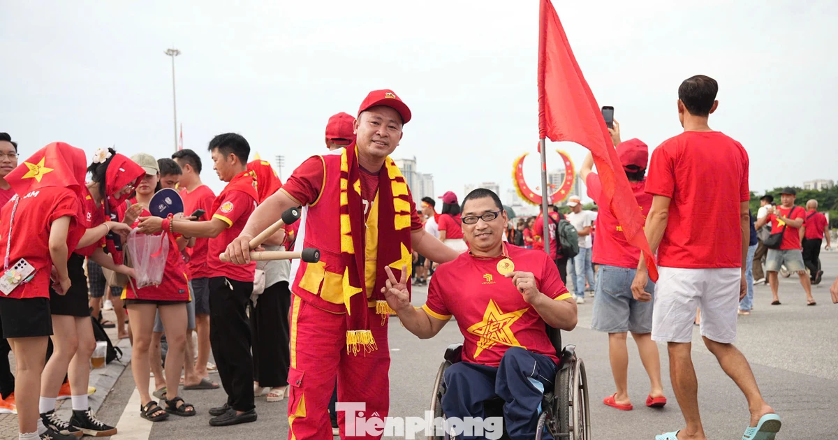 Cổ động viên mang xe lăn đến Mỹ Đình cổ vũ tuyển Việt Nam
