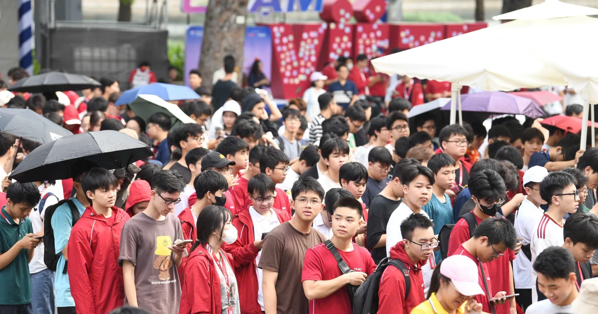 Hàng nghìn sinh viên đổ về phố Trần Nhân Tông check-in Sóng Festival